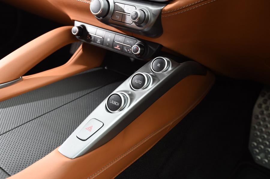 Детали интерьера Ferrari GTC4Lusso 2016 года  (UK) (фото 11 из 19)